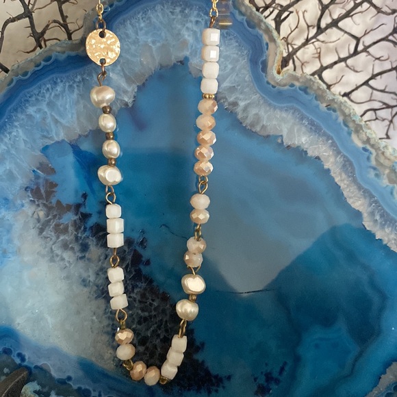 Necklace with white and cream beads - Picture 3 of 6